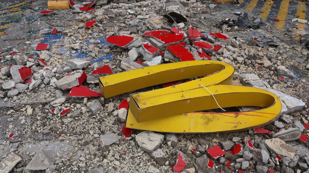 Zřícené domy, lidé v sutinách. Fotky ukazují ze zemětřesení na Filipínách